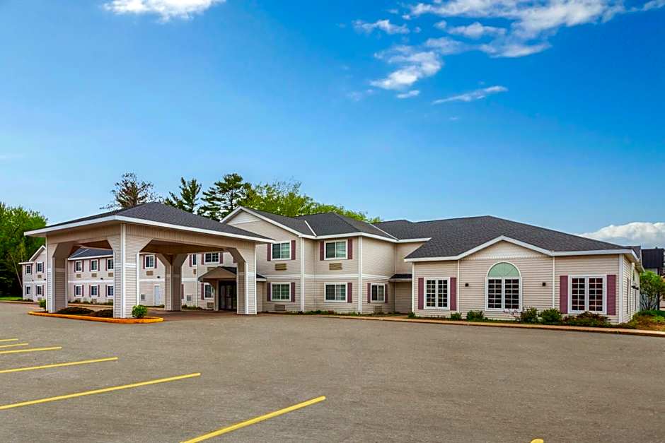 AmericInn by Wyndham Eagle River Downtown