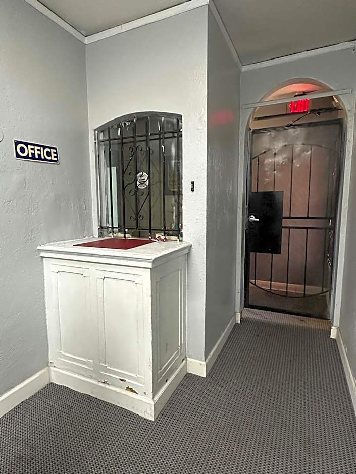 Unity Hotel - No Parking & Rooms Are Upstairs