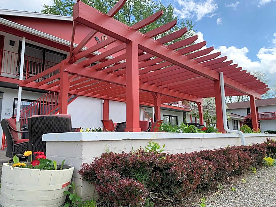 Vinehurst Inn & Suites
