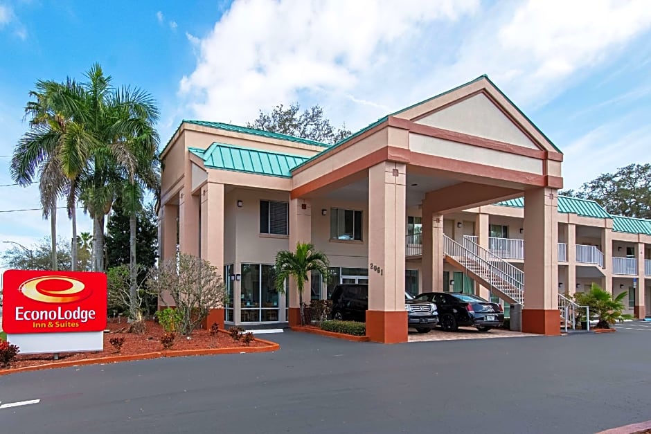 Econo Lodge Inn & Suites