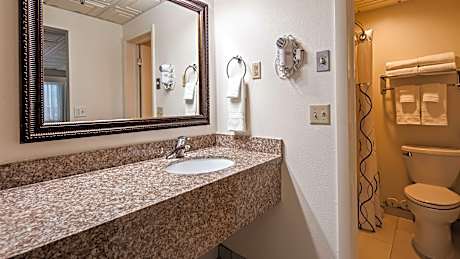 1 King Bed Non-Smoking High Speed Internet Access Microwave And Refrigerator Coffee Maker Iron And 