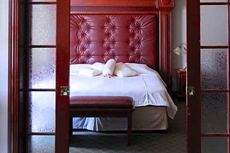 King Suite - Non-Smoking