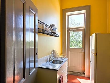 Vintage Queen Twin (Shared Bathroom)