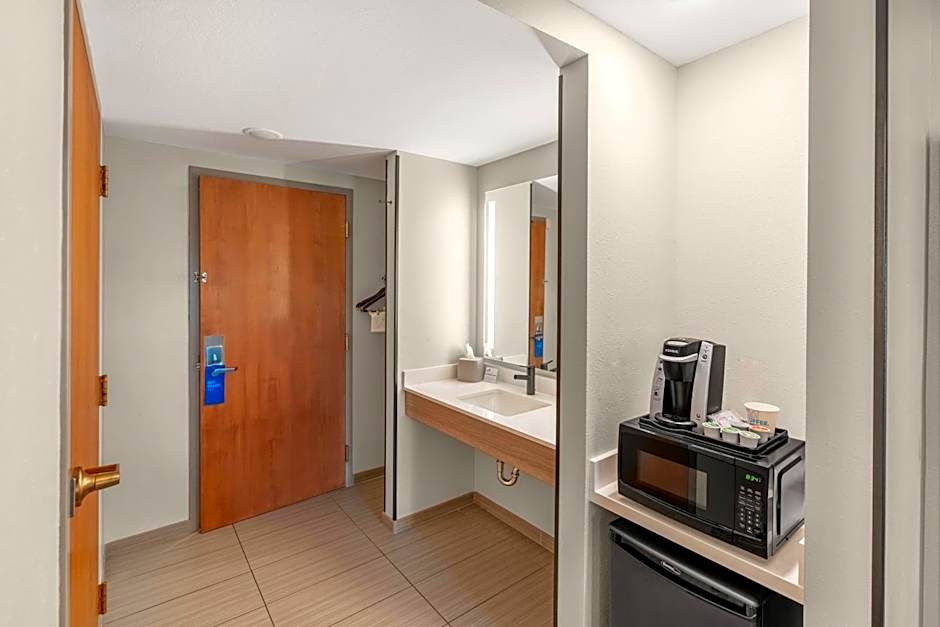Holiday Inn Express & Suites Hayward By IHG