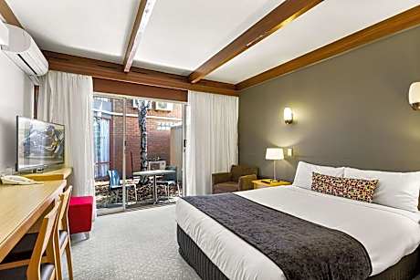 1 Queen Bed, Nonsmoking, Upgrade