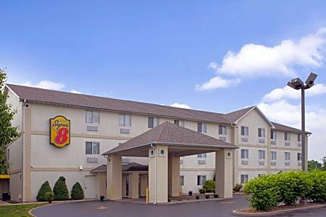 Super 8 by Wyndham Pontoon Beach IL/St. Louis MO Area