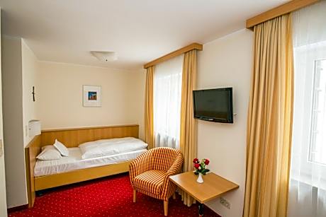 Single Room with Shower - Kardinal Wendel House