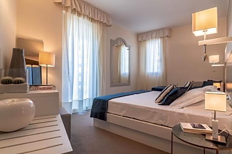 Comfort Triple Room with Balcony and Lateral Sea View