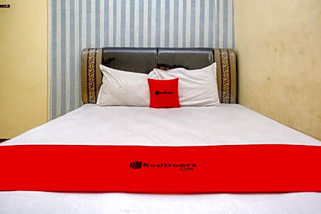 RedDoorz @ Jalan Japaris Medan