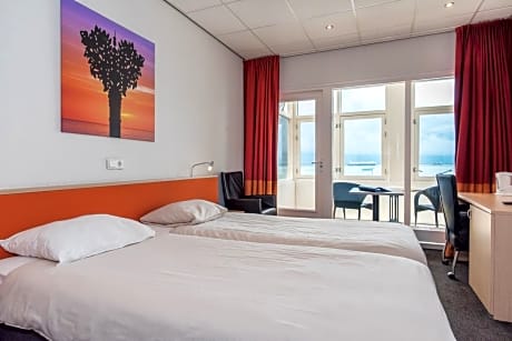 Deluxe Twin Room with Sea View with Balcony or Loggia 