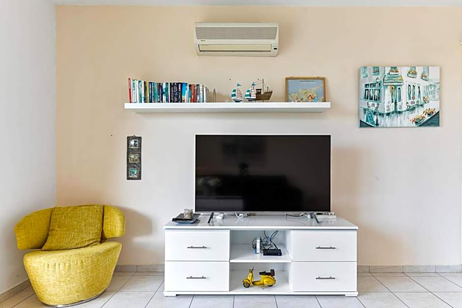 Sunny View - A Stunning Apartment with private rooftop