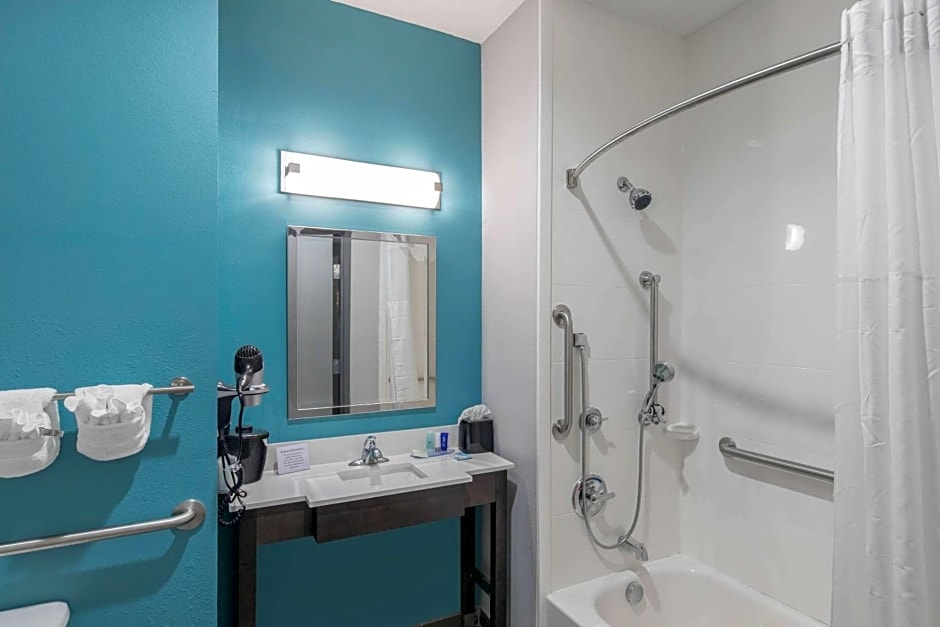 Clarion Inn & Suites DFW North