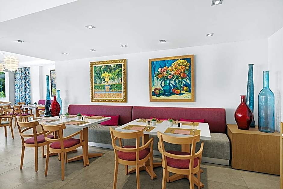 Bahia Camp de Mar Suites