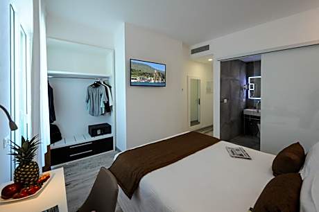 Standard Double Room with Balcony and Beach Access