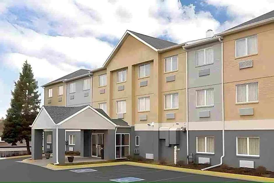 Dubuque Inn & Suites