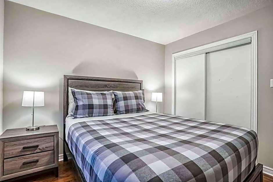 Stylish 4BR Home 20 Mins from YYZ