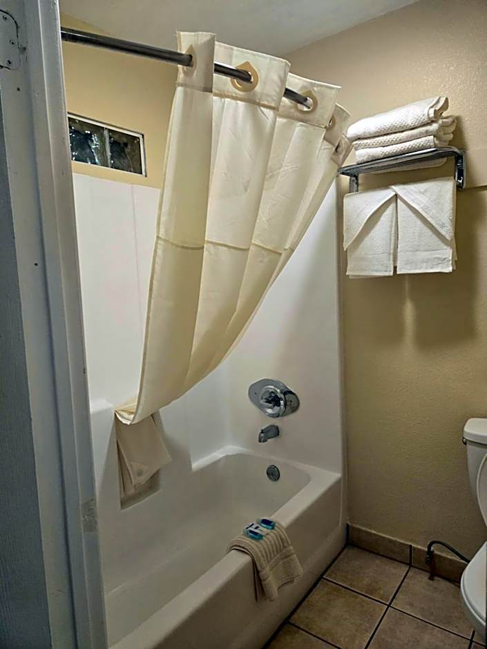 Rodeway Inn & Suites