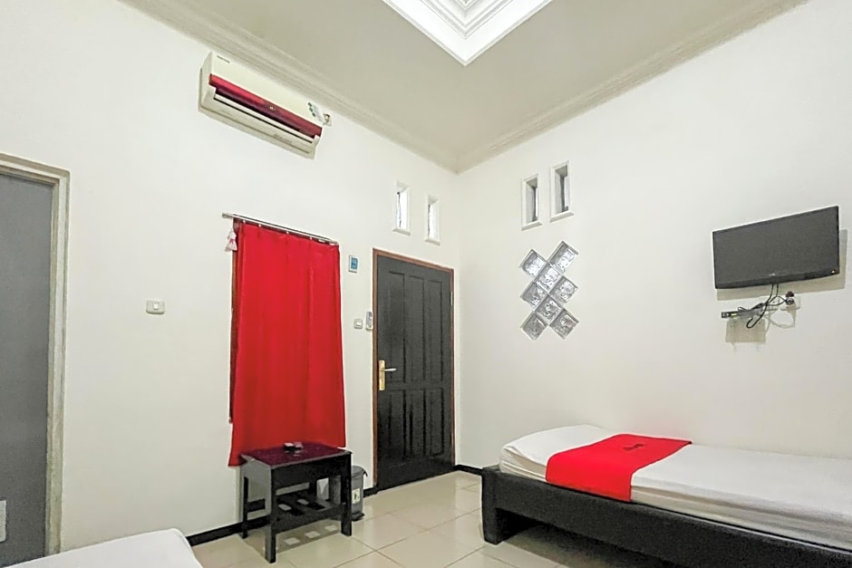 RedDoorz Syariah At Santana Stasiun Kepanjen