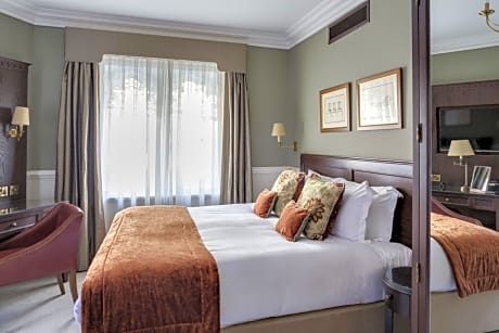 Junior Deluxe Double Room