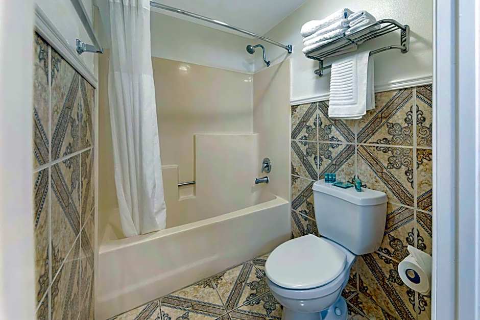 Best Western Harbour Inn & Suites Huntington - Sunset Beach