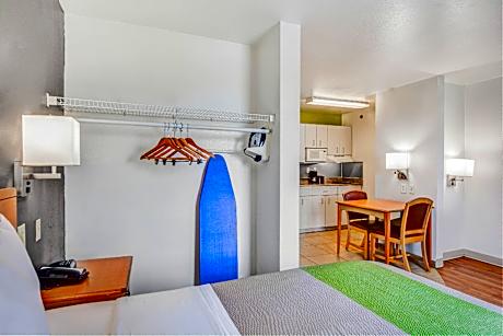 1 Queen Bed | ADA/Tub/Smoking