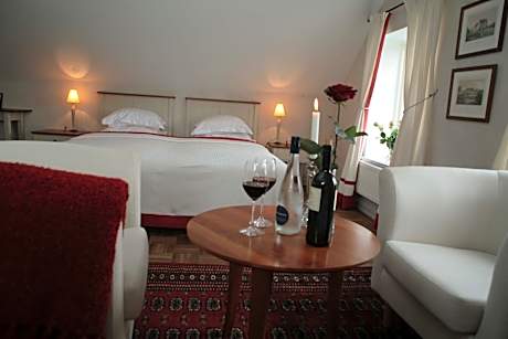 Family Room (2 Adults + 1 Child)