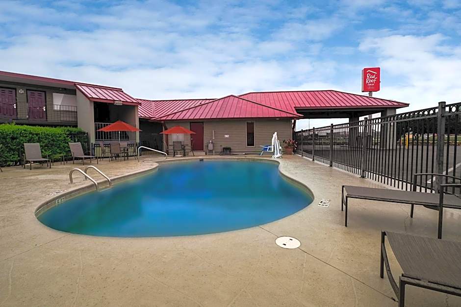 Photo 1 of 30 of Red Roof Inn Dothan
