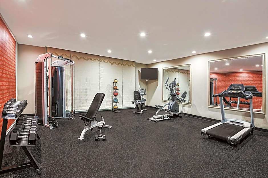 La Quinta Inn & Suites by Wyndham San Antonio by AT&T Center