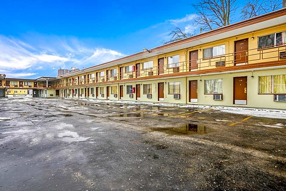 OYO Hotel Downtown Peoria IL I-74