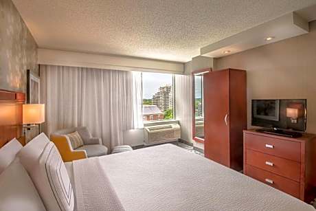 One-Bedroom King Suite with Bathtub and Sofa Bed - Mobility Access/Hearing Accessible