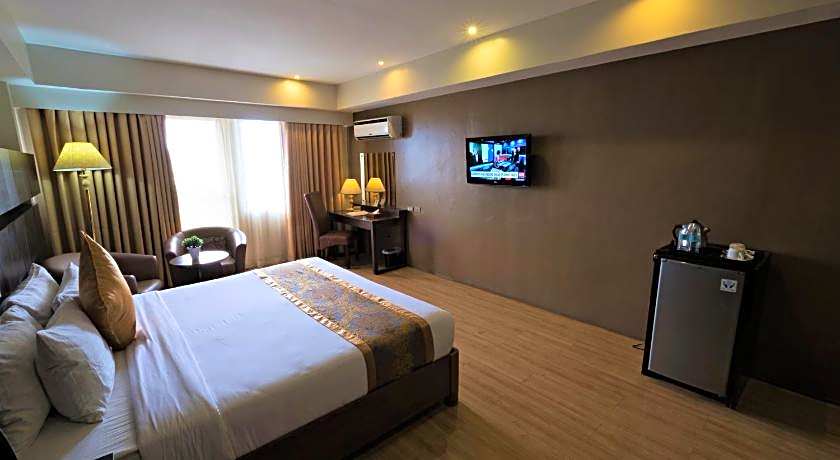 Pinnacle Hotel And Suites