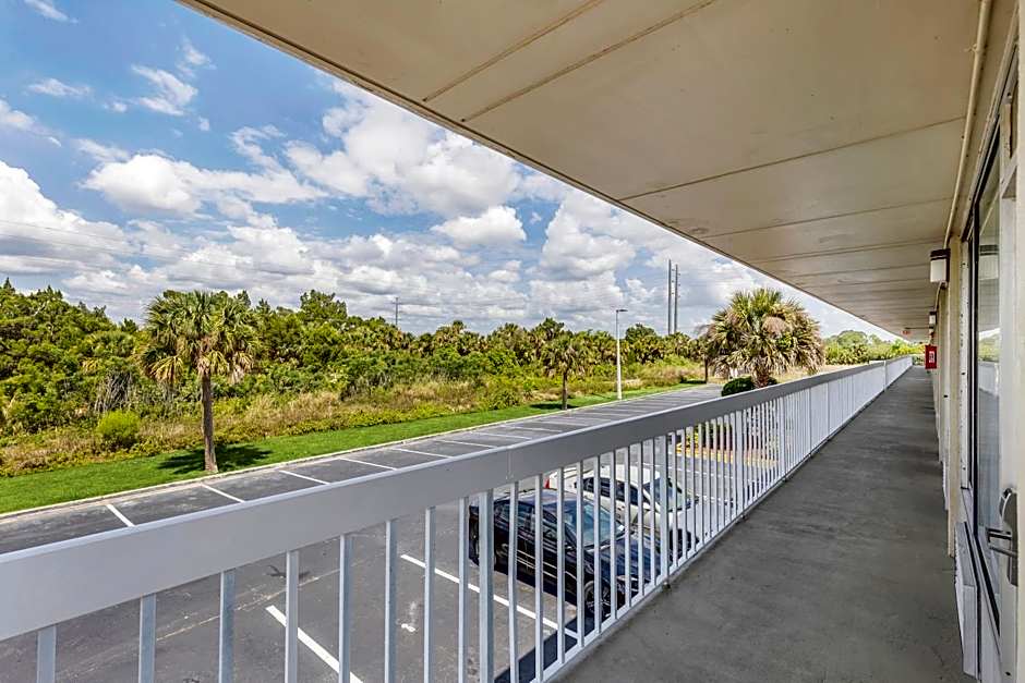 Days Inn by Wyndham Titusville Kennedy Space Center
