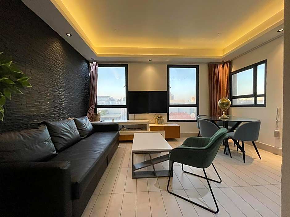 3Bedroom Suite 10 with Balcony and shelter