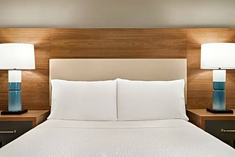 One-Bedroom Queen Suite