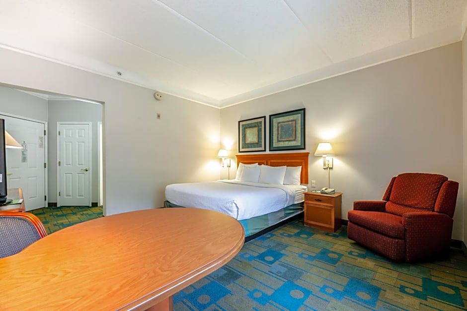 La Quinta by Wyndham Houston Bush IAH South