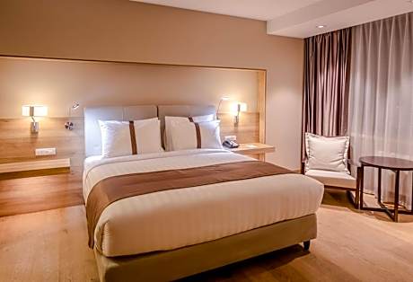 King Room - Disability Access/Roll in Shower - Non-Smoking