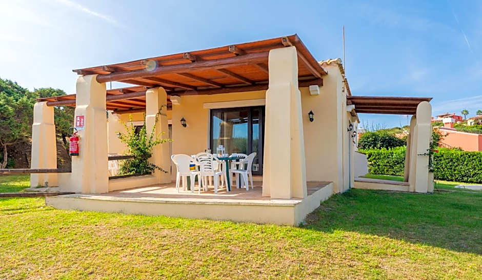 Villas with air conditioning and shared pool, just a few minutes from La Pelosa beach