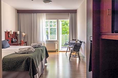 Standard Twin Room with Balcony - Non-Smoking