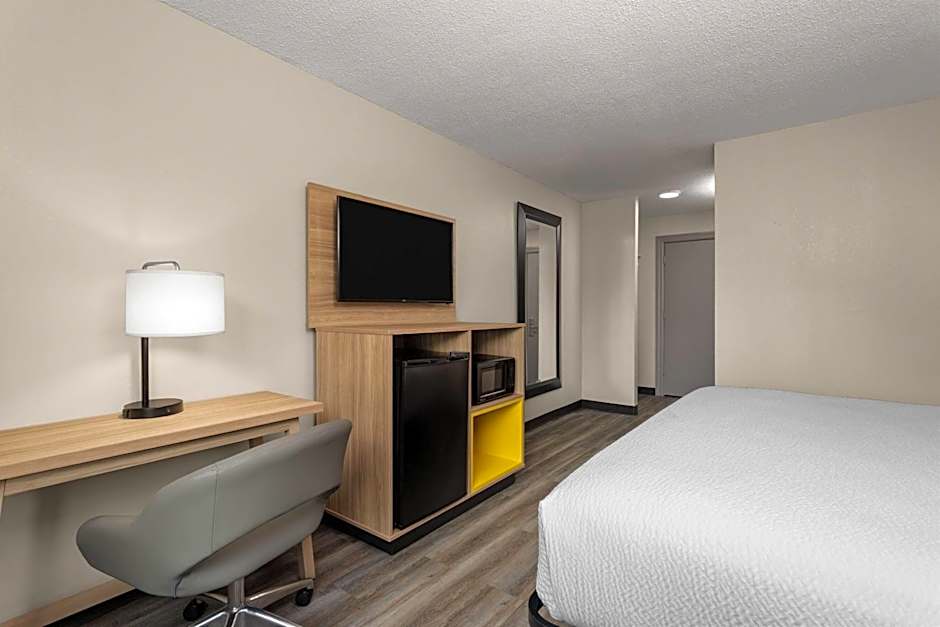 Days Inn and Suites by Wyndham Hammond, IN