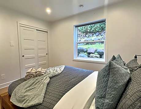 Apartment with Mountain View