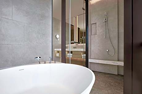 executive lounge access, junior suite, 1 king, sofa bed, city view