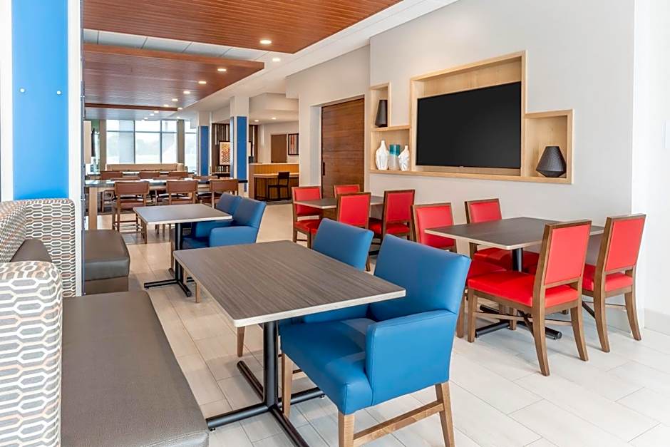 Holiday Inn Express & Suites Milwaukee - West Allis By IHG