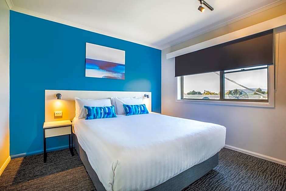 Nightcap at Riverside Hotel