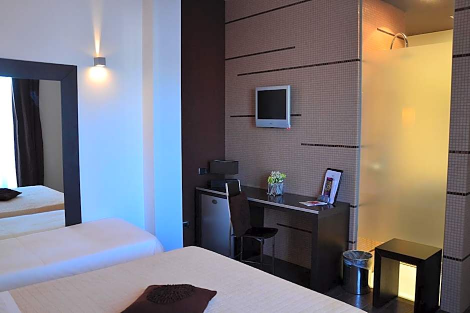 Hotel In - Lounge Room