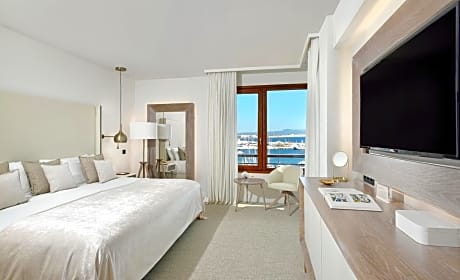 Red Level Master Suite with Sea and Cathedral View