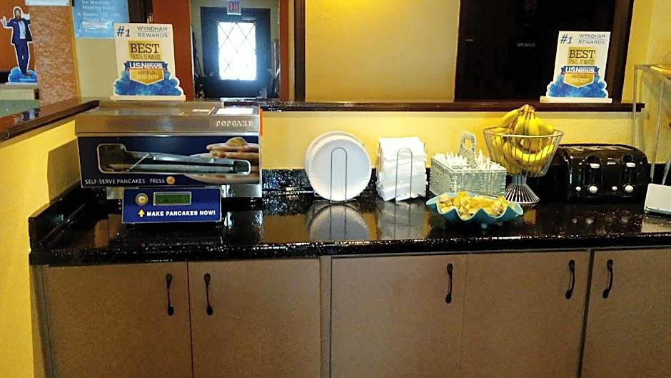 Days Inn & Suites by Wyndham Stevens Point