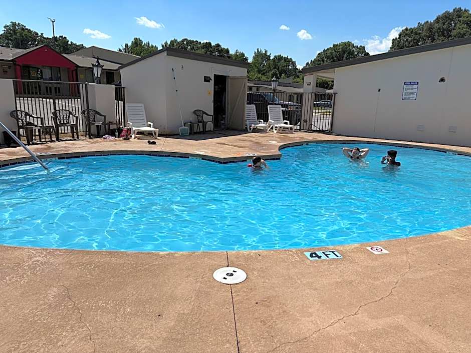 Super 8 by Wyndham Monroe