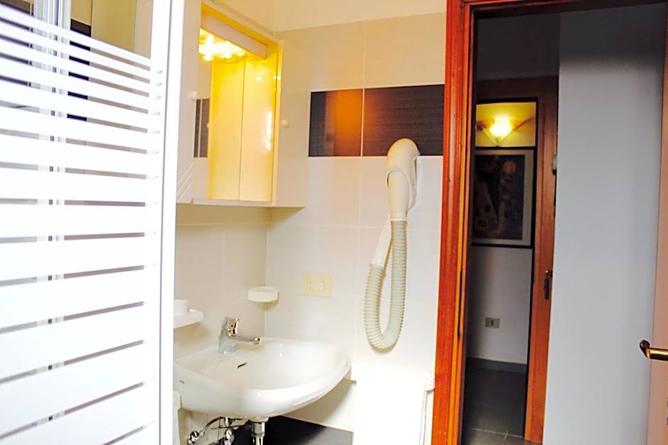 President Pool & Room