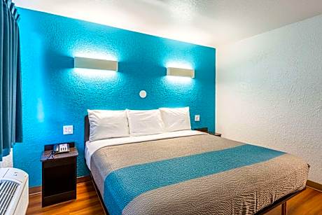 Deluxe King Room - Non-Smoking