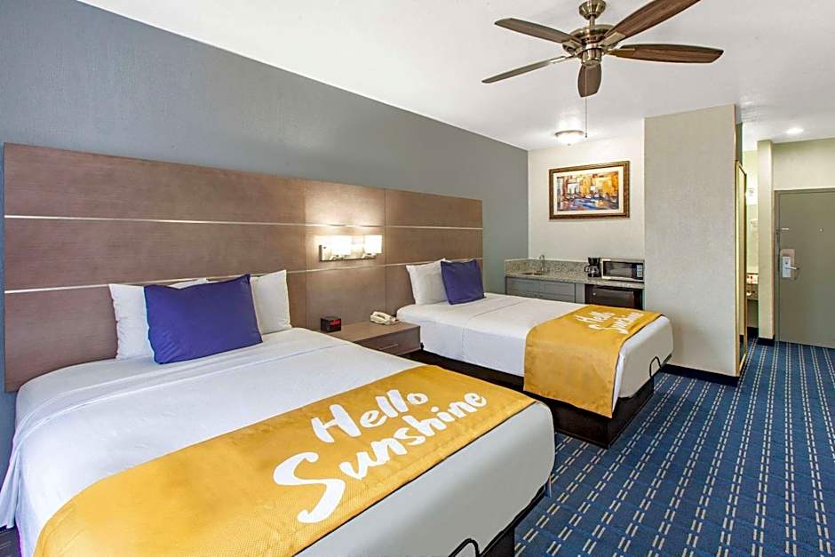 Days Inn & Suites by Wyndham Webster NASA-ClearLake-Houston